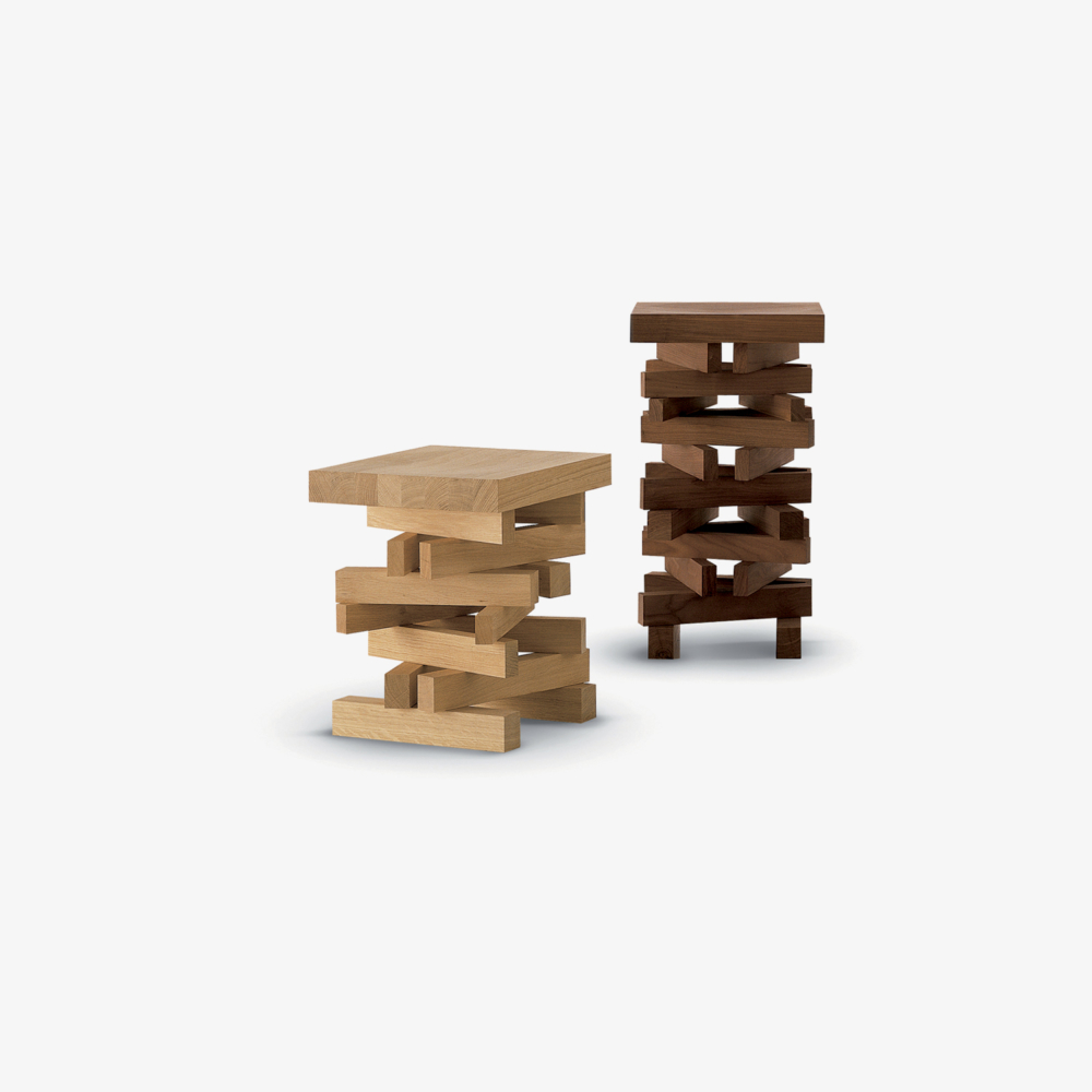 Falò - một chiếc ghế đẩu nổi tiếng từ Riva 1920 với thiết kế gồm các dải xếp chồng lên nhau một cách không đồng đều. Sản phẩm được làm từ 100% gỗ nguyên khối đã qua sử dụng để cắt theo chương trình thân thiện với môi trường.