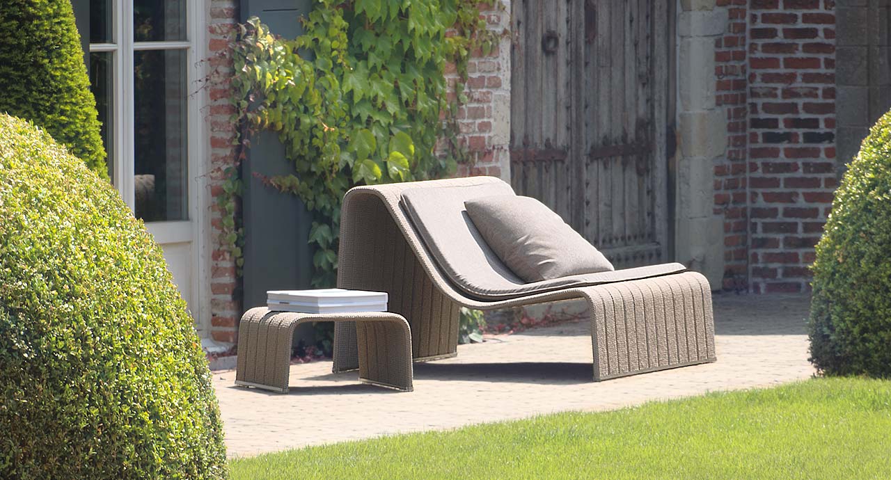 Chiếc sofa mang tên Frame từ Paola Lenti được làm từ sợi polyester và polyester chống thấm. Chu kỳ sản xuất cũng có khung thời gian để đảm bảo ít tác động tiêu cực đến môi trường.