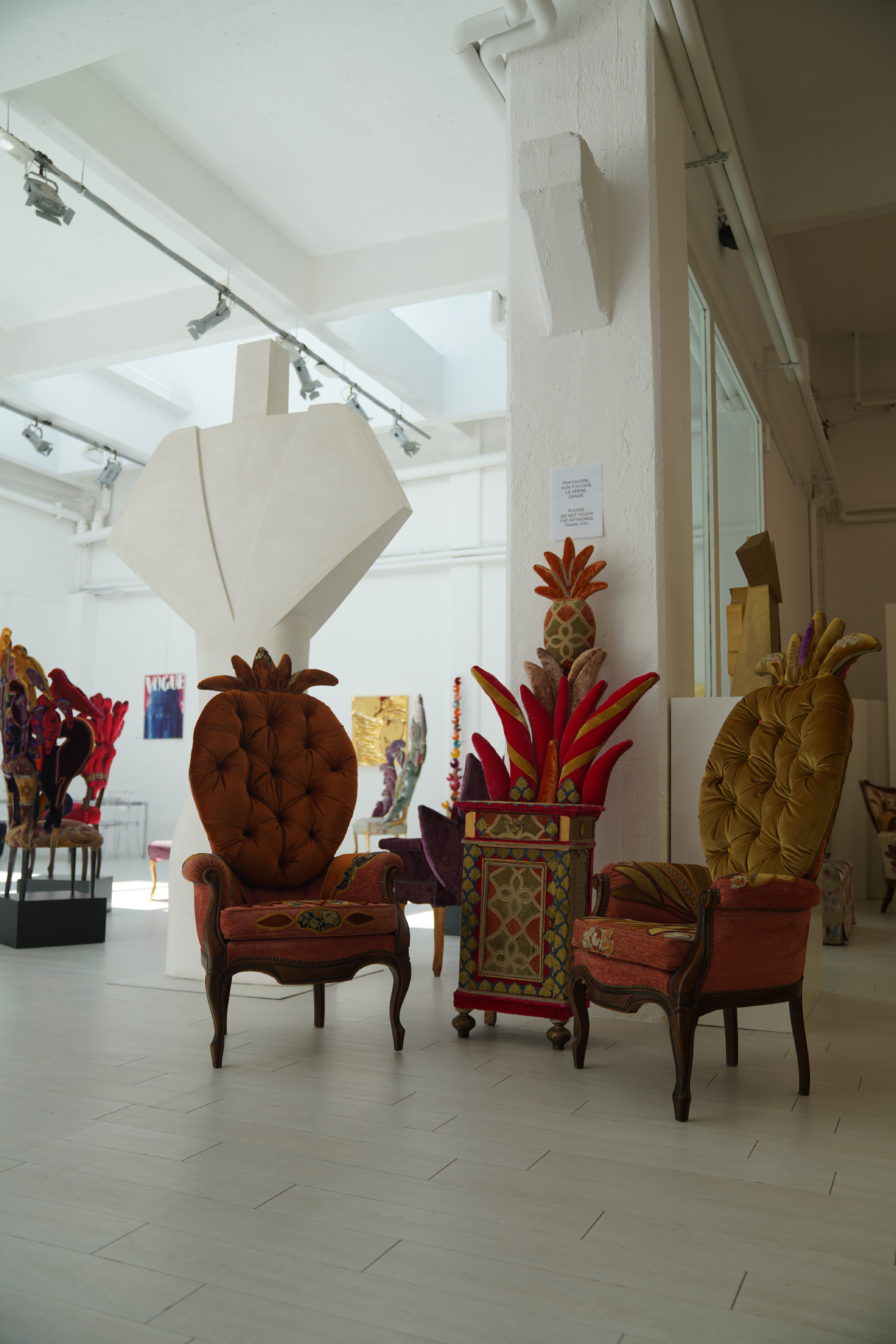 In Italian, l'ananas signifies pineapple. Luminous silk, brocade designs, and moirés cloth are used to create the chair. People are reminded of the emperor's aristocratic chairs in the palace by the golden color of the pineapple, the form of the handle, and the high chair legs. The only distinction appears to be that this is the throne for individuals who enjoy art, as opposed to those who merely enjoy nature.
